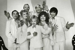 Kuva: Velipuolikuun n�yttelij�t Esko Hukkanen, Eeva Litmanen, Niko Saarela, Pirjo Bergstr�m ja Robin Relander. Takana Kari Heiskanen ja Pirkka-Pekka Petelius. (1983) Kalevi Rytk�l�.