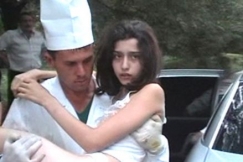 Kuva: Pelastusmies kantaa tytt��. YLe kuvanauha. 