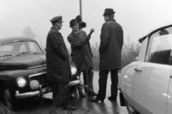 Kuva: Dipl. insin��ri Pekka Calonius, ohjelman tuottaja Reino Paasilinna ja autoilija. (1965) YLE Erkki Suonio.