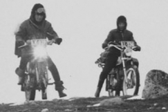 Kuva: Moottorin jyrin�� Skalluvaaran aidalla. (1971) YLE Kuvanauha. 