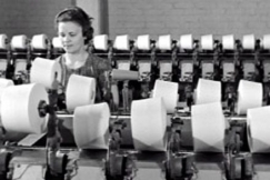 Kuva: T�m� el�m� -dokumentissa vuonna 1965, Olavi Puusaari ja Inkeri H�m�l�inen kuvasivat sek� naisten raskasta ty�t� koneiden tahdissa ett� heid�n unelmiaan puuvillatehtaalla Porissa. YLE kuvanauha.