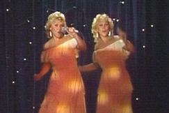 Kuva: Koivistolaiset esiintyv�t. (1985) YLE kuvanauha.