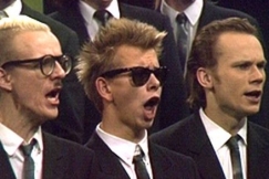 Kuva: Mieskuoro huutajat huutavat. YLE kuvanauha. 