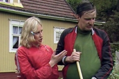 Kuva: Pirre Eli Eija Vilpas ja Aulis eli Taneli M�kel� keskustelevat puutarhassa. YLE kuvanauha. 