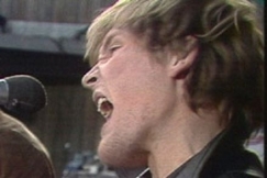 Kuva: Eppu Normaalin basisti Mikko Saarela. (1978) YLE kuvanauha.