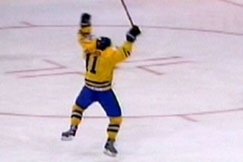 Kuva: Aki-Petteri Berg taklaa ruotsalaispelaajia. (2003) Mika Kanerva.