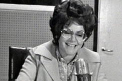 Kuva: Marita Nordberg lukee tiedotuksia. YLE kuvanauha.