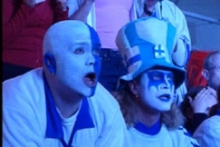 Kuva: T�ekki-Suomi-ottelun katsojia kisateltassa. (2001) YLE kuvanauha.