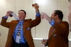 Kuva: Jari Kurri ja Esa Tikkanen juhlivat Suomen pronssimitalia. (1998) YLE kuvanauha.