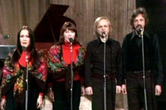 Kuva: Agit-Prop esiintyy. (1975) YLE kuvanauha.