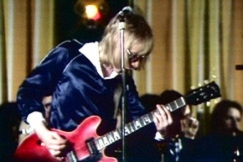 Kuva: Kitaristi Seppo Alajoki Alwari T -yhtyeest�. (1976) YLE kuvanauha.