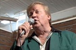 Kuva: Esko Rahkonen laulaa. (2000) YLE kuvanauha.