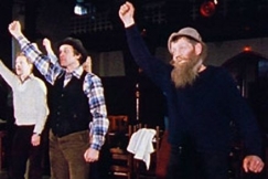 Kuva: Lapin miehet harjoittelevat diskotanssia. (1979) YLE kuvanauha.