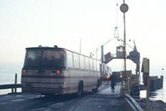 Kuva: Bussi nousemassa lautalle. YLE kuvanauha.