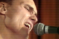 Kuva: Esa Ij�s yhtyeest� Tyhj�t Patterit. (1981) YLE kuvanauha.