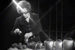 Kuva: Margareta Sarvana soittaa lehm�nkelloja. (1973) YLE kuvanauha.