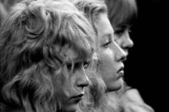 Kuva: Tytt�j� koulun kev�tjuhlassa 1974. YLE kuvanauha