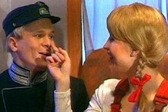 Kuva: Oiva (Ari-Ky�sti Seppo) ja Ansa (Mari Vainio) junavaunussa 1995. YLE kuvanauha