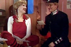 Kuva: Ansa (Mari Vainio) ja Oiva (Ari-Ky�sti Seppo) lukevat runoja. YLE kuvanauha