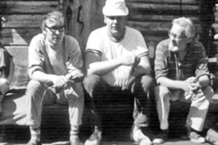 Kuva: Jorma Ojaharju ja kuvausryhm� poikkesivat runoilija Arvo Turtiaisen (oik.) m�kill�, kun tehtiin Seppo Miettisen (vas.) ohjaamaa rentoa kirjailijamuotokuvaa  Jomppa � tuulten temmelt�v� kasvatti. (1969) YLE kuvanauha.