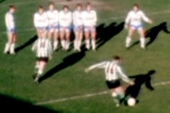 Kuva: Vapaapotku ottelussa KTP-OPS. (1979) YLE kuvanauha.