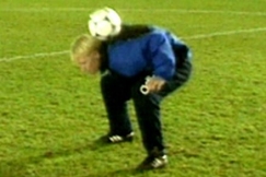 Kuva: Aki Riihilahti harjoittelee. (1998) YLE kuvanauha.