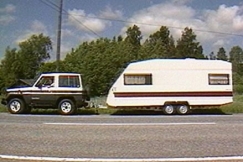 Kuva: Maasturi ja asuntovaunu. YLE kuvanauha.