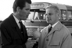 Kuva: Juhani Peltonen Anssi Kukkosen haastateltavana 1965. YLE kuvanauha