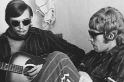 Kuva: Dokumentissa vangit oli naamioitu mm. peruukeilla ja viiksill�. (1970) YLE kuvanauha.