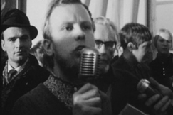 Kuva: Ilkka Taipale Marraskuun liikkeen itsen�isyysjuhlassa. Taustalla  Marraskuun liikkeen perustajiin kuulunut Claes Andersson ja juhlassa esiintynyt runoilija Arvo Turtiainen. (1967) YLE kuvanauha.