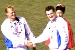 Kuva: Seppo R�ty ja Kimmo Kinnunen k�ttelev�t keih��nheiton palkintojenjaossa. (1991) YLE kuvanauha.