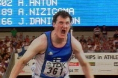 Kuva: Keih��nheitt�j� Kimmo Kinnunen karjaisee. (1993) YLE kuvanauha.