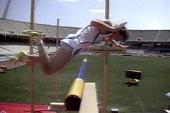 Kuva: Kymmenottelija Eduard H�m�l�inen hypp�� seiv�st�. (1997) YLE kuvanauha.