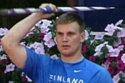 Kuva: Aki Parviainen valmistautuu heittoon. (2001) YLE kuvanauha.