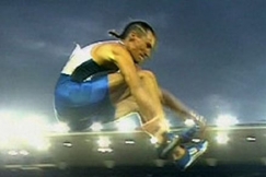 Kuva: Tommi Evil� hypp�� pituutta MM-kilpailuissa. (2005) YLE kuvanauha.