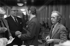 Kuva: Toimittaja Tor H�gn�s, joka kolmessa lehtiartikkelissa k�sitteli presidentti Urho Kekkosen Zavidovossa k�ymi� luottamuksellisia keskusteluja Neuvostoliiton johdon kanssa. Tor H�gn�s (oik.) eduskunnan kahvilassa. (1973) Kalle Kultala.