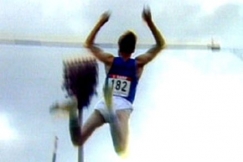 Kuva: Kimmo Kuusela hypp�� seiv�st� EMkisoissa. (1986) YLE kuvanauha.