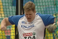 Kuva: Olli-Pekka Karjalainen moukarih�kiss�. (2006) YLE kuvanauha.