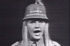 Kuva: Aulikki Oksanen laulaa Orvokki-ohjelmassa. (1966) YLE kuvanauha.