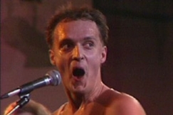 Kuva: Keba-yhtyeen Ali Alikoski rockin SM-kisoissa. (1984) YLE kuvanauha.