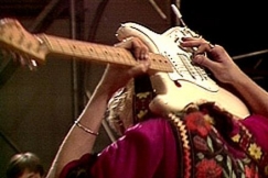 Kuva: Jimi Sum�n soittaa kitaraa niskan takana. (1977) YLE kuvanauha.