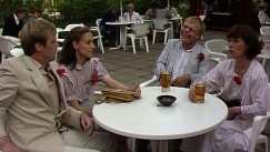 Kuva: Immu ja Tuija oluella trefikavereiden kanssa. Yle kuvanauha.