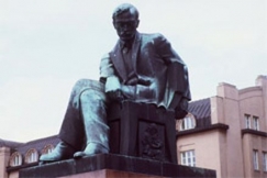 Kuva: Aleksis Kiven patsas, Helsinki. (1984) Pertti Nisonen.