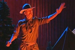 Kuva: Jukka Rasila leirinvet�j�n�. (2006) YLE kuvanauha.