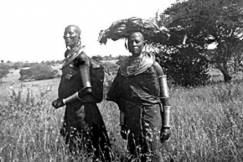 Kuva: Kaksi ihmist� savannilla. (1800-luku) YLE Valokuva-arkisto.