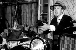 Kuva: Jarno Hiilloskorpi ja Vesa-Matti Loiri kieltolakisketsiss�. (1968) YLE kuvanauha.