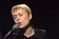 Kuva: Mia Keurulainen Pansies-yhtyeest�. (1994) YLE kuvanauha.