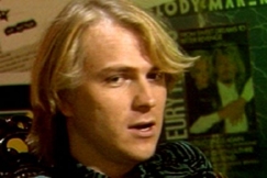 Kuva: Poverty Stinks -yhtyeen Jarmo Laine. (1991) YLE kuvanauha.