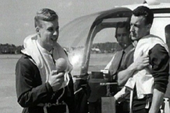 Kuva: Pertti Salolainen haastattelee helikopterilent�ji�. YLE kuvanauha.