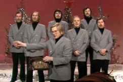 Kuva: Myym�l�etsivien kuoro esiintyy. (1979) YLE kuvanauha.